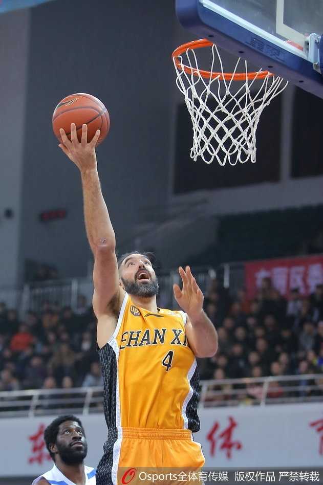 津门虎怒吼难阻三连胜狂飙,斯科拉38+13力压杰特40分 终场哨响,天津队球员难掩失落,杰特与斯科拉英雄相惜般拥抱致意,此刻胜负已分,但拼搏的精神永存。