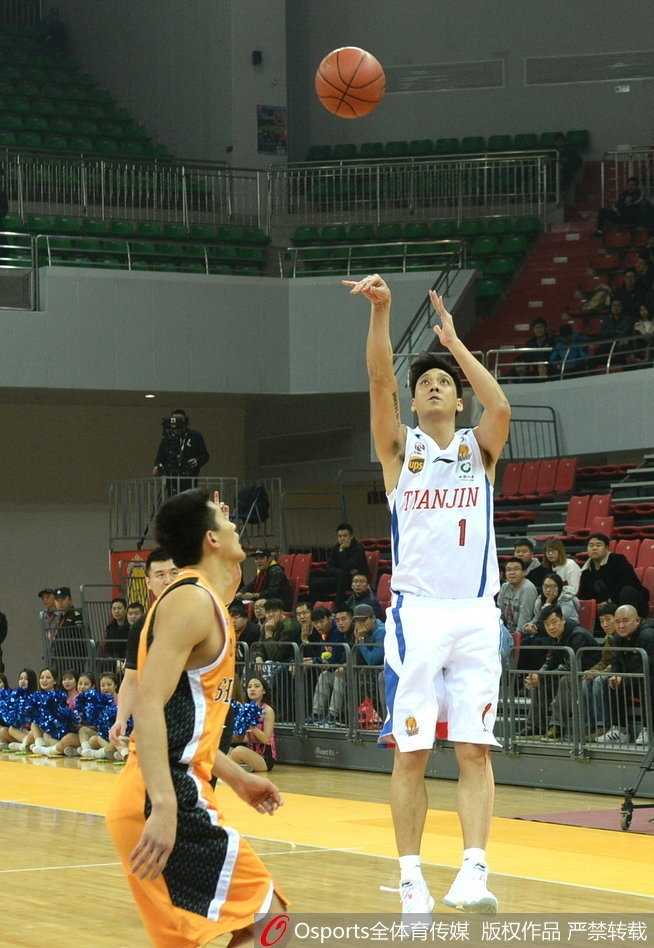 津门虎怒吼难阻三连胜狂飙,斯科拉38+13力压杰特40分 杰特犹如一道闪电划破山西队的防线,他嘴角紧咬衣领,面对防守者的拉拽依然强行上篮,眼中写满了对胜利的渴望。