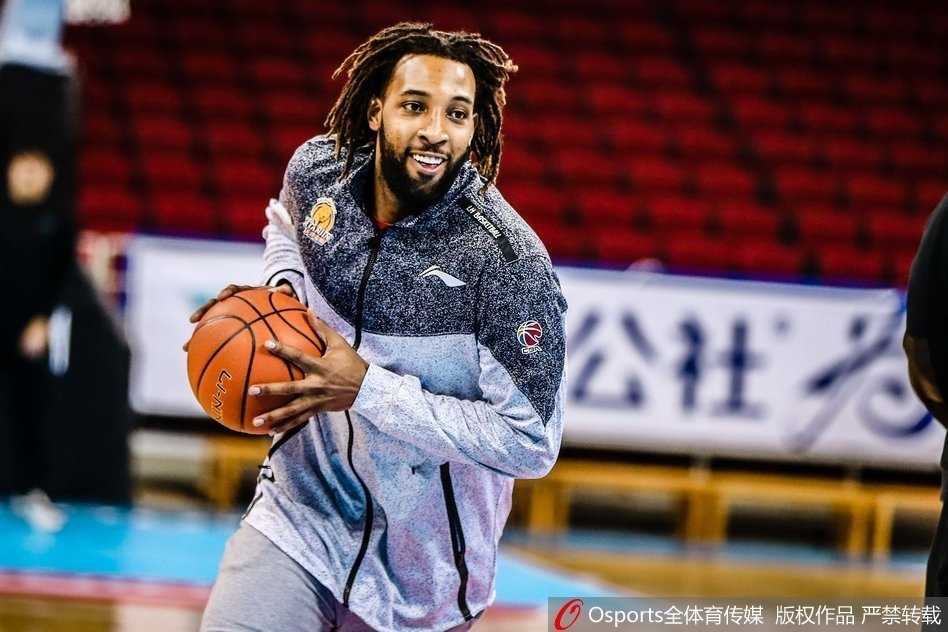 训练结束，威廉姆斯在场边拉伸放松，虽然气喘吁吁但神情放松，身后的队友们正在总结，一幅津门虎团结备战的画卷徐徐展开。