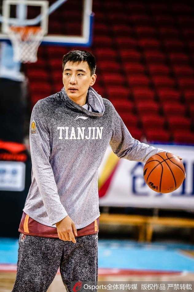 训练间歇，威廉姆斯单手抓球目光坚毅，汗水浸湿了球衣，仿佛一头即将出笼的猛兽。