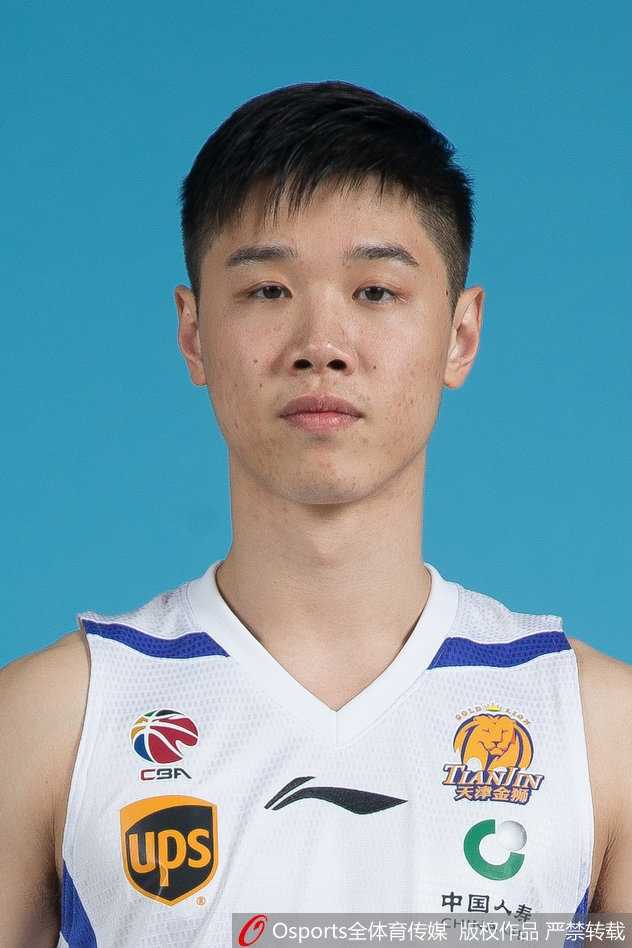 小外援普尔-杰特在场上闲庭信步，用他鬼魅的运球和精准的传球撕开对手防线，宛如球场上的精灵。