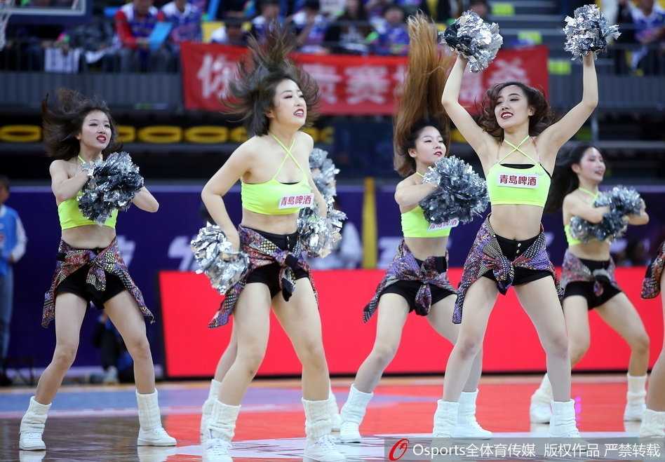 伴随着劲爆的音乐节奏，篮球宝贝们摆出酷炫的 ending pose，自信的笑容和飒爽的舞姿定格了赛场边的美丽瞬间