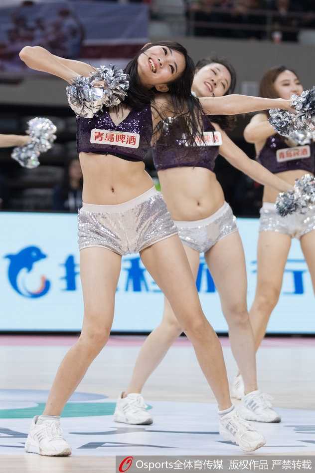 浙厦之争的激情点缀 篮球宝贝舞动主场光芒 近距离镜头下,宝贝们扎着利落的马尾,眼神专注而闪亮,每一个充满力量感的舞步都精准卡在音乐的节拍上,尽显专业风采。