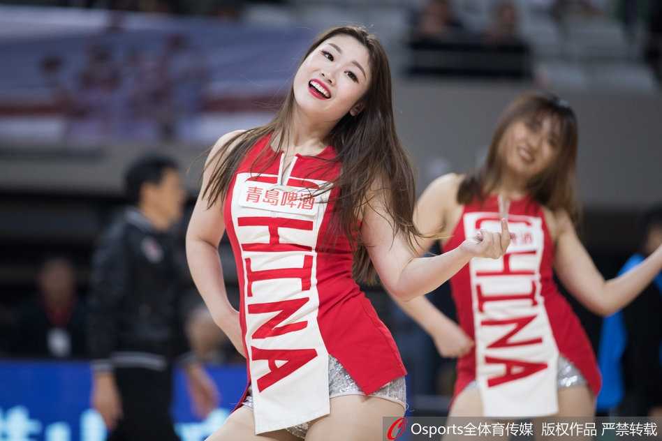 浙厦之争的激情点缀 篮球宝贝舞动主场光芒 篮球宝贝们随着动感节拍扬起手臂,灿烂的笑容和整齐的动作瞬间点燃全场热情,成为球员身后最靓丽的助威团。