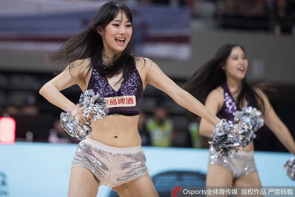 浙厦之争的激情点缀 篮球宝贝舞动主场光芒 侧后方视角捕捉到宝贝们飞舞的发丝和利落的舞姿,动感的律动仿佛穿透了屏幕,让读者也能感受到现场火爆的热浪。