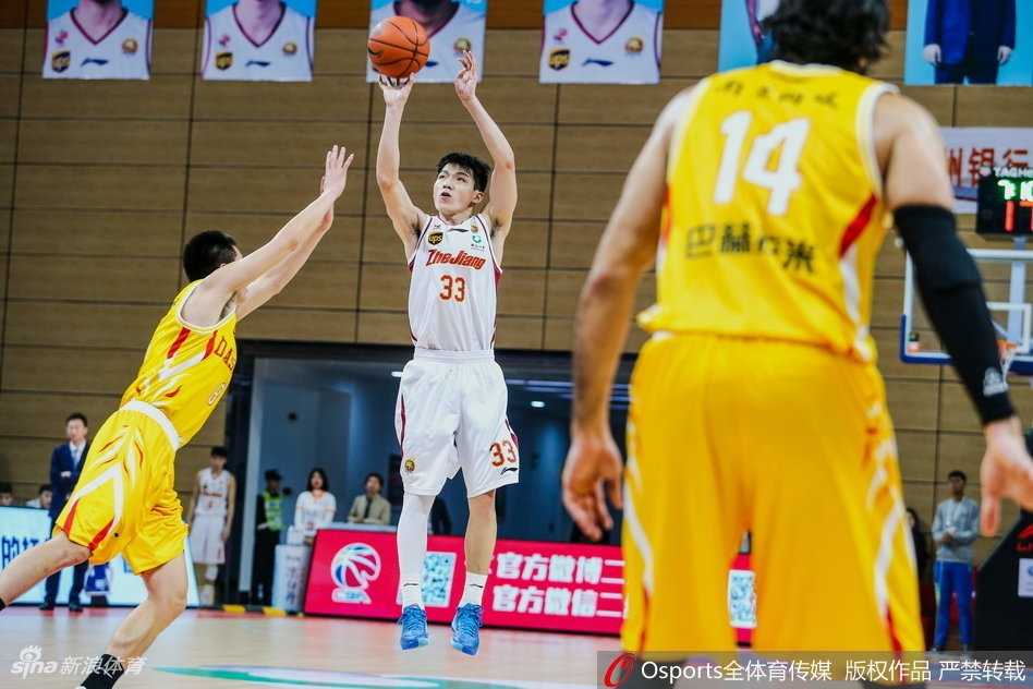 浙江主场力克同曦赢得对攻战 吴前威姆斯联手导演精彩胜利 同曦外援琼斯在人群中奋力拼抢篮板,他全场轰下38分,展现了超强的个人能力