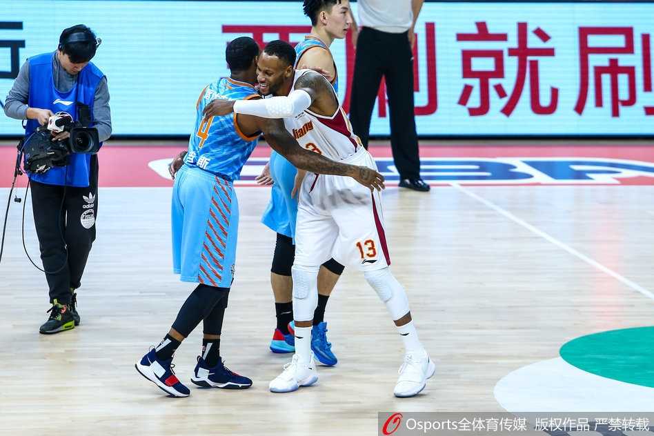 浙江主场力克新疆拿下关键胜利 全队多点开花 新疆核心亚当斯扛着防守人强行突破上篮,浙江两名球员形成合围,空中身体对抗激烈