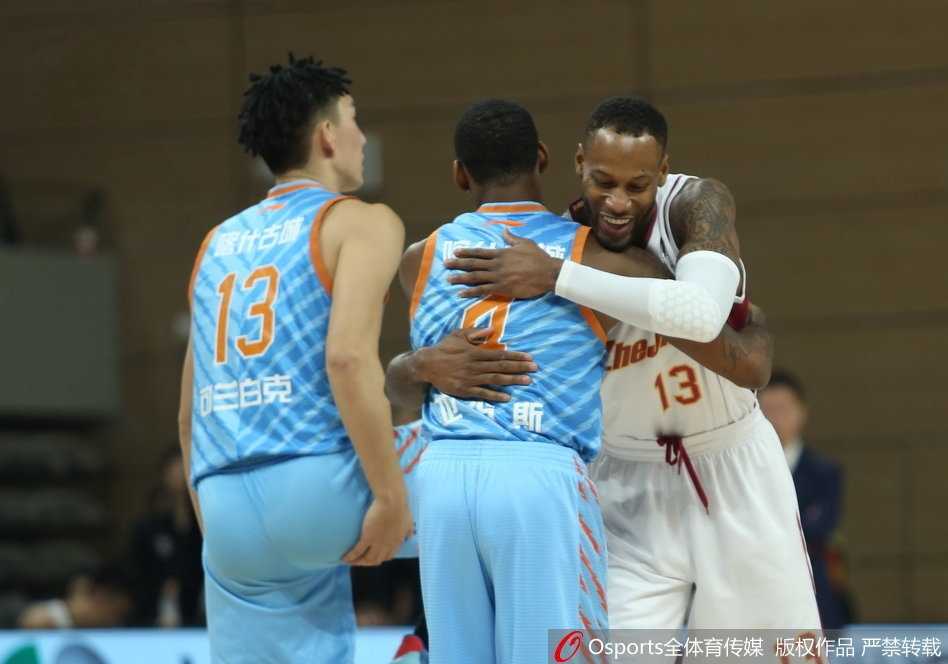 浙江主场力克新疆拿下关键胜利 全队多点开花 浙江小外援空中漂移投篮,篮球带着旋转直奔篮筐,新疆防守球员奋力封盖却鞭长莫及