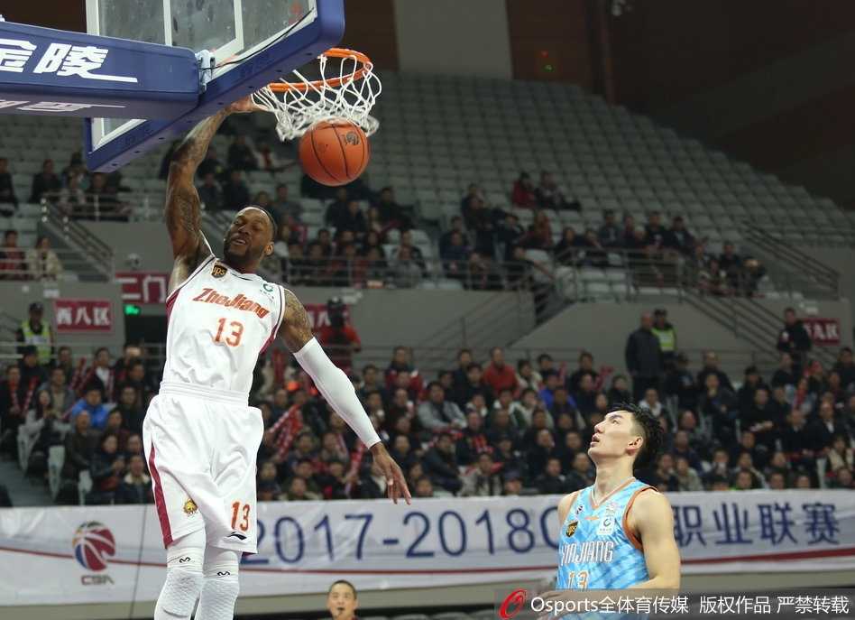 浙江主场力克新疆拿下关键胜利 全队多点开花 浙江与新疆内线肌肉丛林中的篮板争夺,三名球员同时起手,篮球在指尖被点起