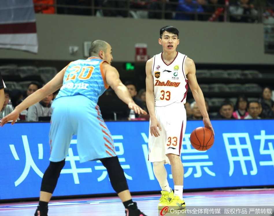 浙江主场力克新疆拿下关键胜利 全队多点开花 终场哨响瞬间,浙江主场球迷集体起立挥舞充气棒,脸上洋溢着胜利的喜悦