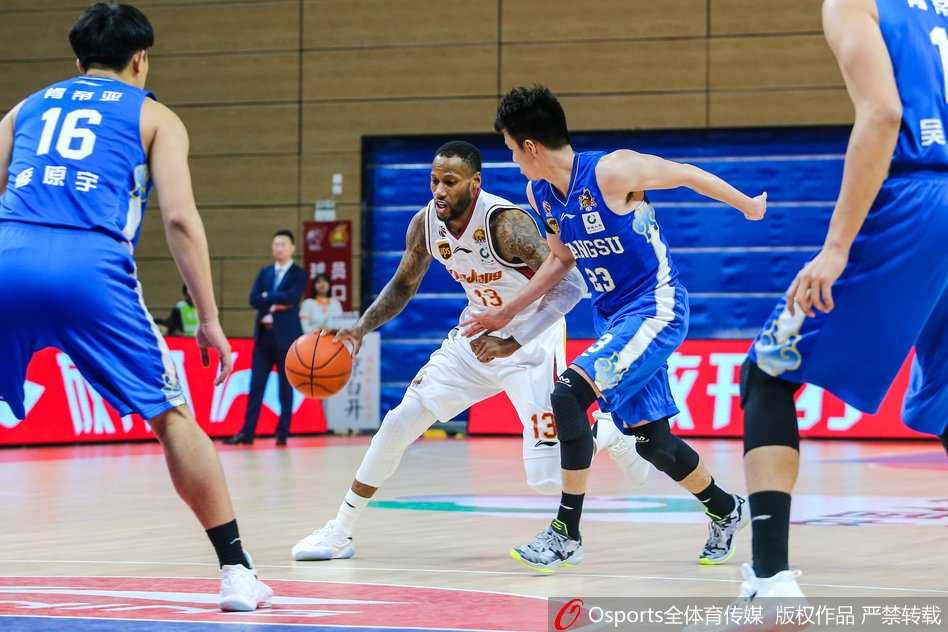 浙江主场加时苦战力克江苏肯帝亚,豪取十连胜送对手赛季首负 面对江苏肯帝亚的严密防守,浙江队球员依然奋力突破,这场比赛是对双方意志品质和体能的极限考验。