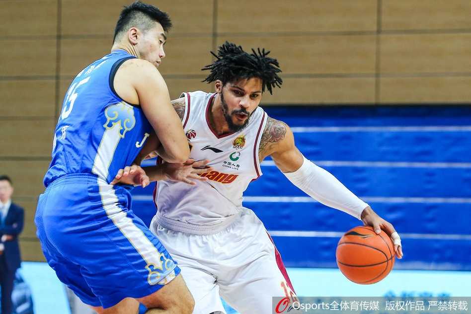 浙江主场加时苦战力克江苏肯帝亚,豪取十连胜送对手赛季首负 江苏中锋吴冠希在浙江队内线高高跃起,完成了一记势大力沉的双手灌篮,全场22分的他险些帮助球队完成大逆转。