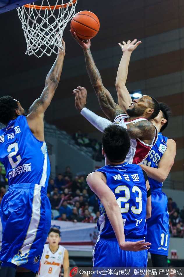 浙江主场加时苦战力克江苏肯帝亚,豪取十连胜送对手赛季首负 江苏队老将易立在比赛中毫不畏惧,强行突破上篮,他在常规时间最后时刻的冷静三罚全中,将比赛悬念拖入了加时。