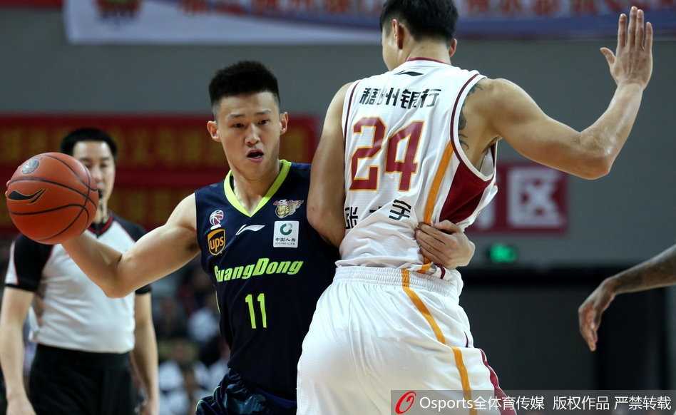 广东队核心易建联高高跃起，在对方内线球员的头上生生摘下一个前场篮板，展现出了惊人的弹跳和核心力量。