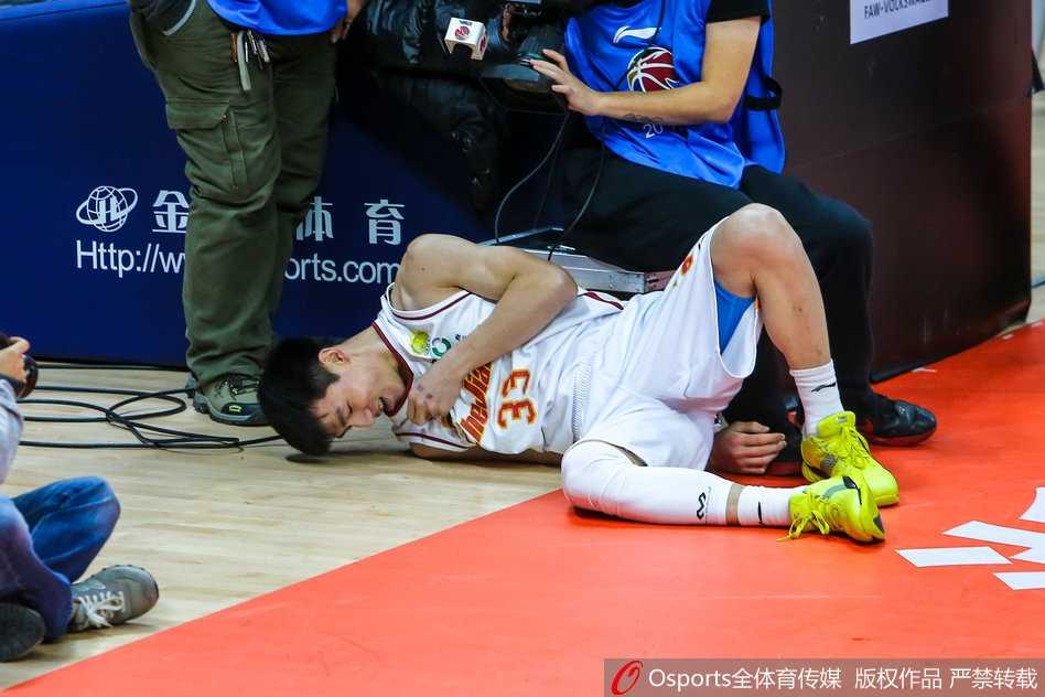 浙江双枪火力全开主场大胜单外援青岛止连败 浙江主场球迷热情高涨,纷纷起立为球队的一次精彩快攻鼓掌欢呼,现场气氛热烈