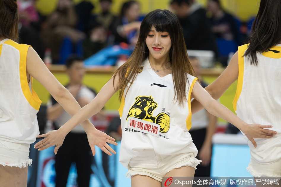 浙江广厦主场大胜天津 篮球宝贝热舞点燃赛场 浙江广厦主场灯光璀璨,篮球宝贝们身着统一的金色短裙装束,在赛场中央整齐列队,她们洋溢着青春的笑容,准备为即将开始的比赛献上热情洋溢的开场舞。