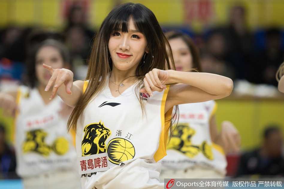 浙江广厦主场大胜天津 篮球宝贝热舞点燃赛场 在比赛暂停间隙,几位篮球宝贝背对镜头,她们金色的短裙和修长的身姿在球场灯光下格外耀眼。她们整齐划一的动作和充满活力的背影,成功吸引了全场观众的目光。