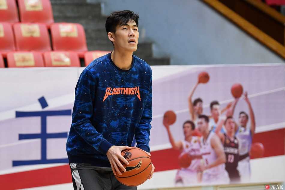 浙江广厦初冬备战显峥嵘 青年军蓄势待发创辉煌 训练结束后,队员们围拢在一起相互加油鼓劲,年轻的脸庞上写满坚毅,团队的凝聚力在此刻尽显。