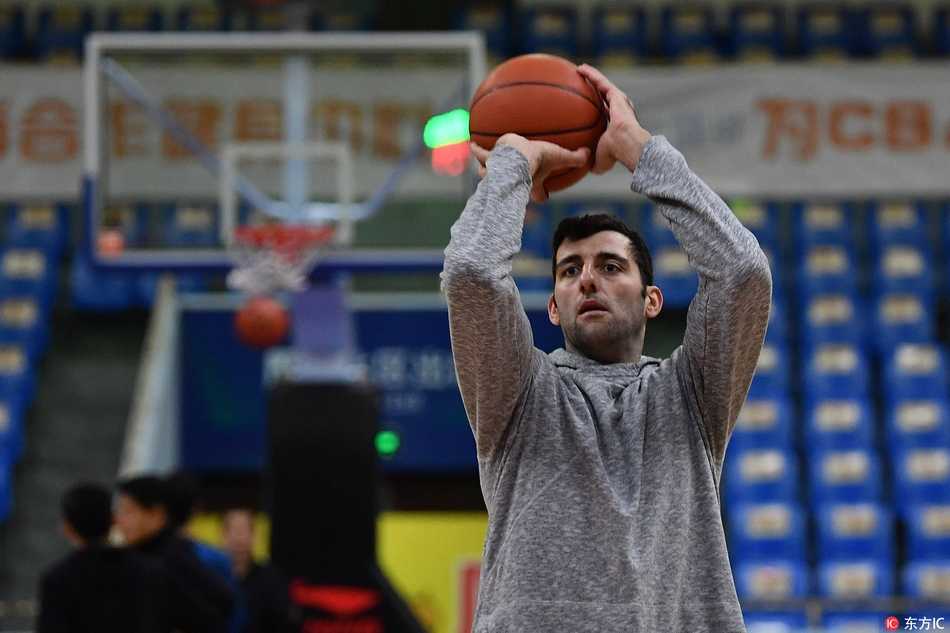 浙江广厦初冬备战显峥嵘 青年军蓄势待发创辉煌 林志杰带领锋线群进行投篮训练,篮球在空中划出优美弧线,身后赵岩昊等小将正全神贯注地模仿学习。