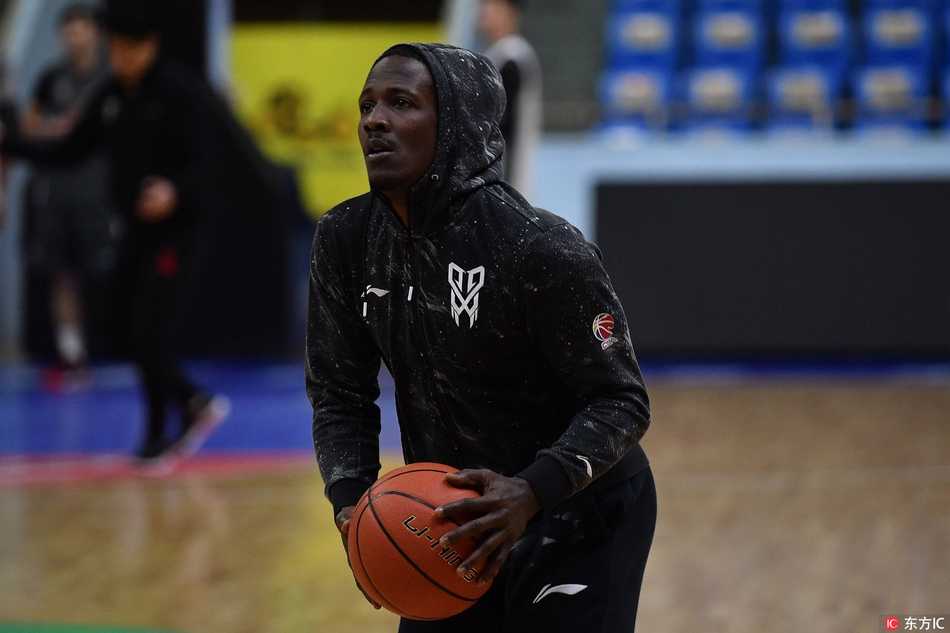 浙江广厦初冬备战显峥嵘 青年军蓄势待发创辉煌 主帅李春江双手抱胸在场边督训,目光如炬,神情专注,他的沉稳指挥是这支青年军不断前进的定海神针。