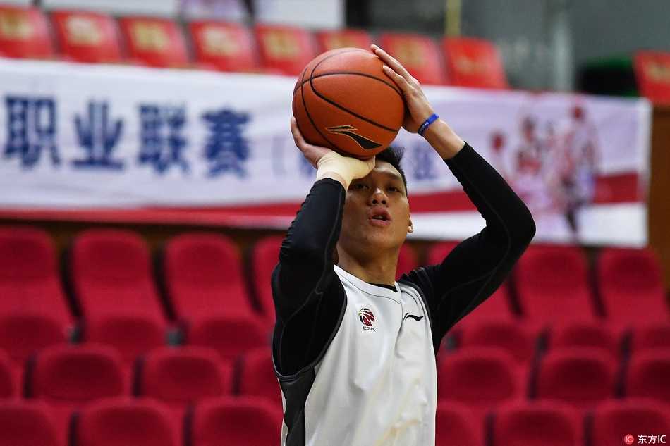 浙江广厦初冬备战显峥嵘 青年军蓄势待发创辉煌 广厦发动机福特森在训练中目光专注,汗水浸透战袍,一次逼真的突破分球演练展现了他的核心作用。