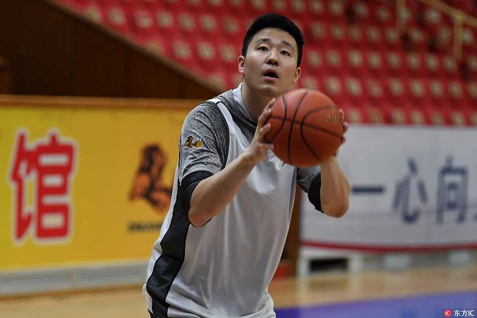 浙江广厦初冬备战显峥嵘 青年军蓄势待发创辉煌 胡金秋与博洛西斯在内线攻防中激烈卡位,老将的经验与新星的锐气在训练场上碰撞融合。