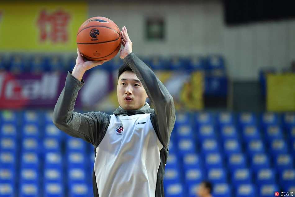 外援福特森像一辆小钢炮般穿越防线，他鬼魅般的传球是广厦进攻的发动机，串联起整支球队的青春火力。