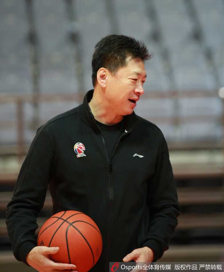 浙江广厦赛前备战 李春江严谨中露魔性笑容 李春江双手放在背后,神情专注地盯着场上队员的跑位,仿佛在思考下一局的攻防策略。