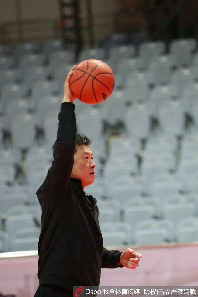 浙江广厦赛前备战 李春江严谨中露魔性笑容 李春江在训练间歇与球员轻松交流,魔性笑容再现,缓解了高强度训练带来的紧张气氛。