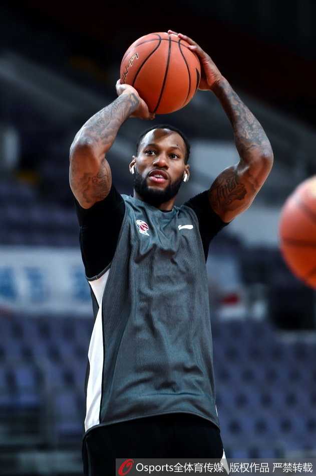 斯托克斯在篮下卡位抢篮板，他双臂高高扬起，用身体将对手完全挡在身后，狰狞的面部表情诉说着他对每一个球权的志在必得，仿佛要将所有关于他职业态度的质疑狠狠摘下。