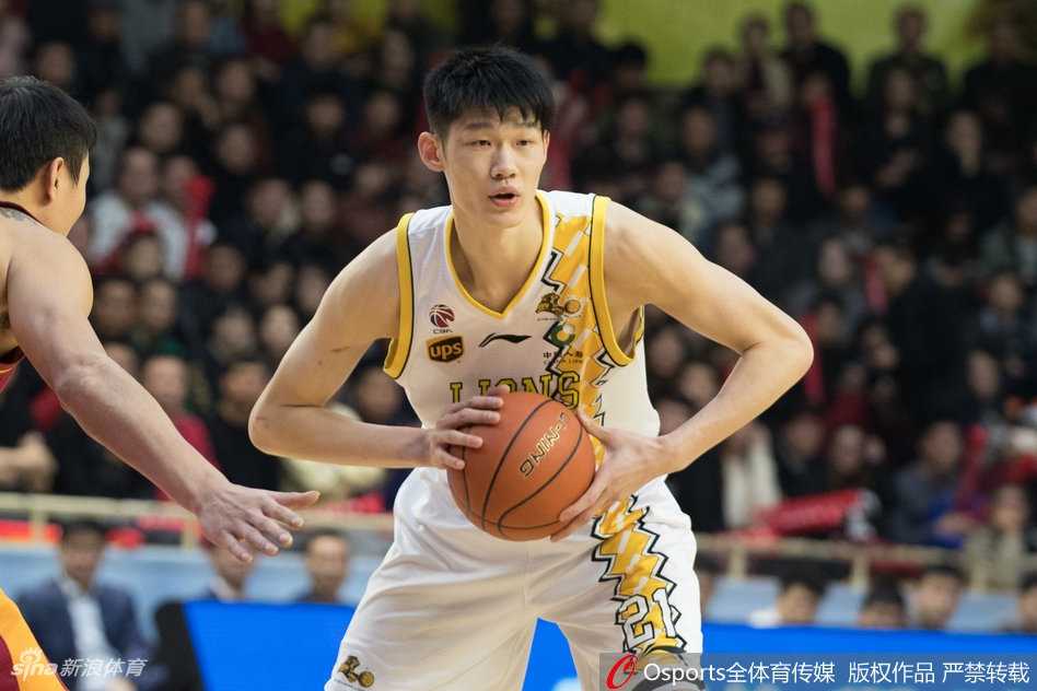 胡金秋在浙江德比中面对防守强硬上篮，篮球在空中划出优美弧线