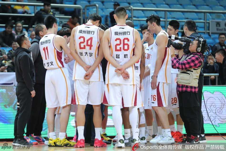 孙喆在快攻中跟进接球，面对空篮高高跃起，双手大力灌篮，动作舒展霸气十足，点燃全场激情。