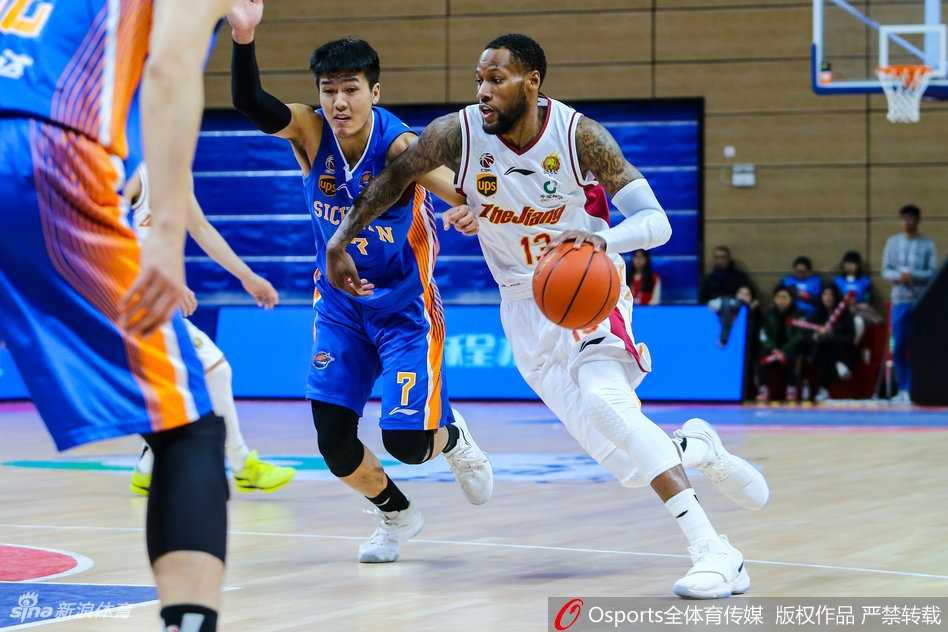 浙江队外援威姆斯在四川队内线群中强行起跳，以一敌三上演霸气上篮，眼神中充满必胜的决心。