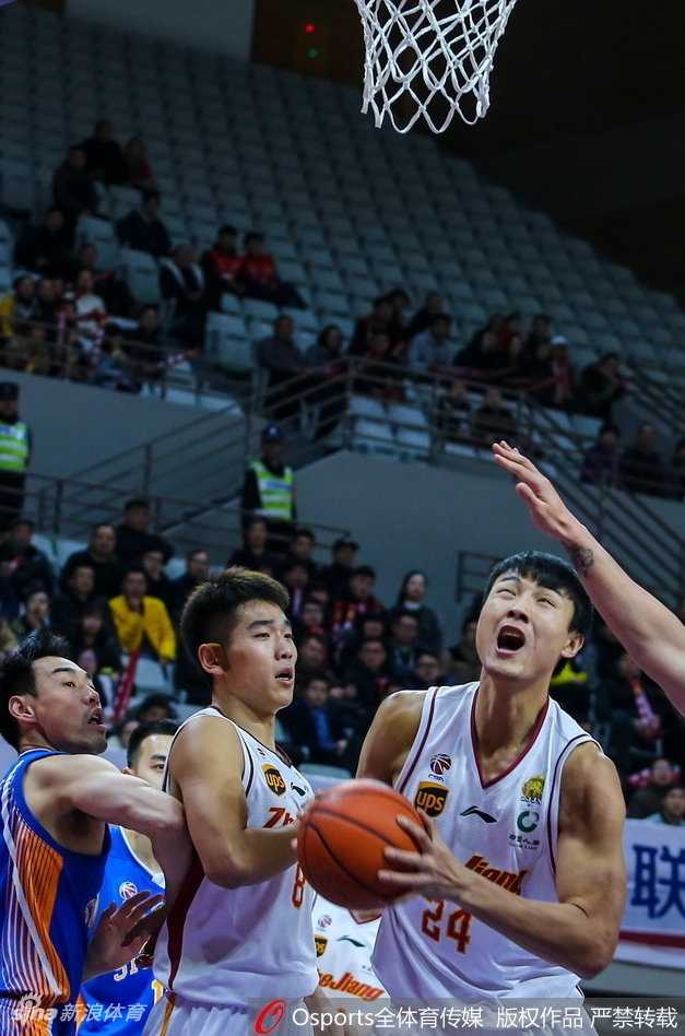 四川队外援富兰克林如旋风般突破浙江队的防线，他高高跃起，试图以一记势大力沉的单手劈扣提振全队士气。