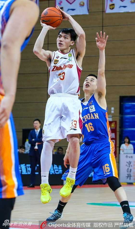 浙江队吴前在三分线外果断出手，皮球划过一道完美弧线空心入网，现场的气氛被他的精准投射瞬间点燃。