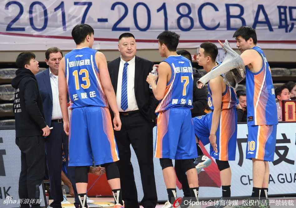 浙江队外援斯托克斯在篮下与四川队哈达迪激烈卡位，两人肌肉碰撞，力量与对抗的火药味十足。