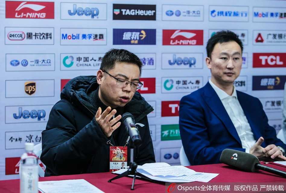 浙江男篮俱乐部总经理方俊在发布会上面色铁青，手中握着一叠厚厚的罚单，面对镜头痛诉外援斯托克斯的不职业行为，现场气氛凝重