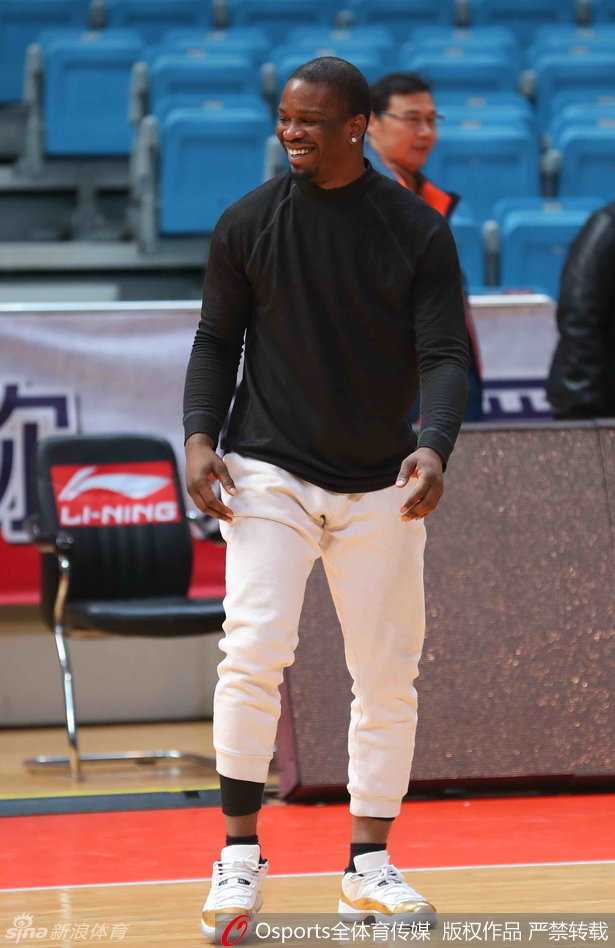 浙江稠州男篮夏训蓄力 全情投入备战新赛季 威利-沃伦在训练中眼神专注,标志性的白色耳钉在灯光下闪闪发光,凸显其张扬的个性。