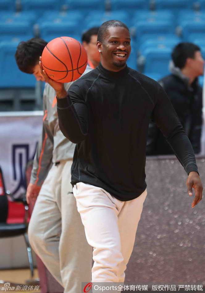 浙江稠州男篮夏训蓄力 全情投入备战新赛季 热身训练环节,队员们围成一圈拉伸,神情轻松,团队氛围融洽。
