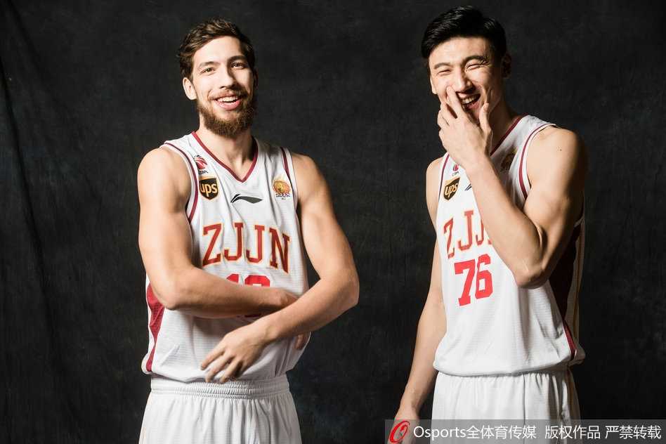 浙江稠州男篮青春风暴 黄金一代铸就CBA劲旅 刘泽一在防守端高高跃起封盖对手的投篮,他充满活力的表现展现了浙江队年轻内线的防守威慑力和拼搏精神。