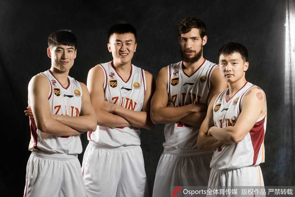 浙江稠州男篮青春风暴 黄金一代铸就CBA劲旅 程帅澎运球飞速突破,面对防守者毫无惧色,他 aggressive 的姿态正是浙江队年轻血液冲击力的最好写照。