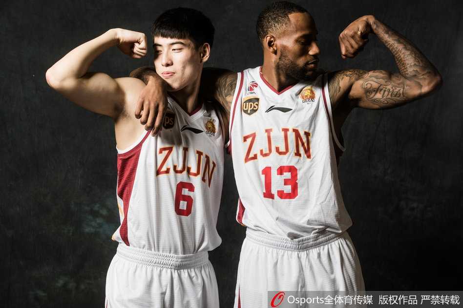 浙江稠州男篮青春风暴 黄金一代铸就CBA劲旅 外援威姆斯高高跃起准备投篮,动作舒展流畅,他在浙江队期间是当之无愧的得分核心,用一次次精准的中投帮助球队前进。