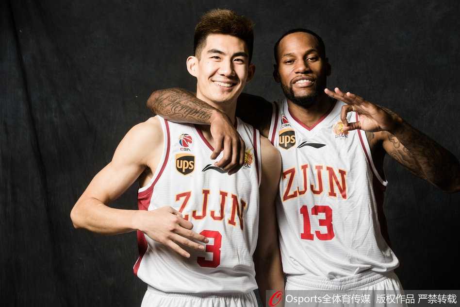 浙江稠州男篮青春风暴 黄金一代铸就CBA劲旅 赖俊豪与吴前在比赛中击掌相互鼓励,眼神中充满信任,这对内外线搭档的化学反应是浙江队进攻流畅运转的关键。