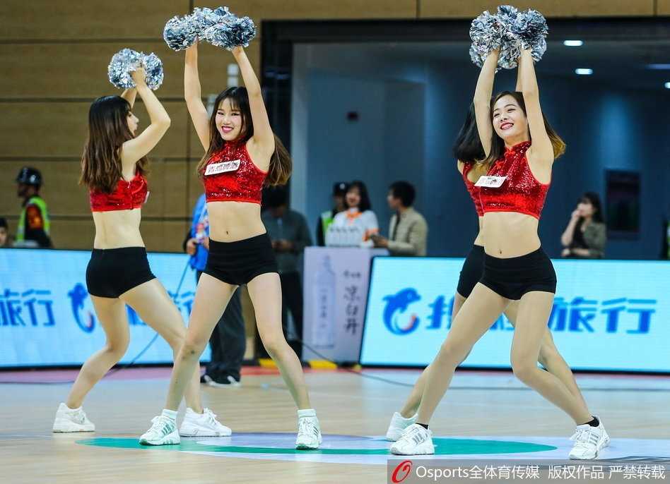 浙江稠州银行主场大胜天津 篮球宝贝热舞点燃全场 在全场球迷的注视下,两名领舞宝贝面对面进行互动,她们的动作充满张力与节奏感,将现场的气氛推向了又一个高潮。