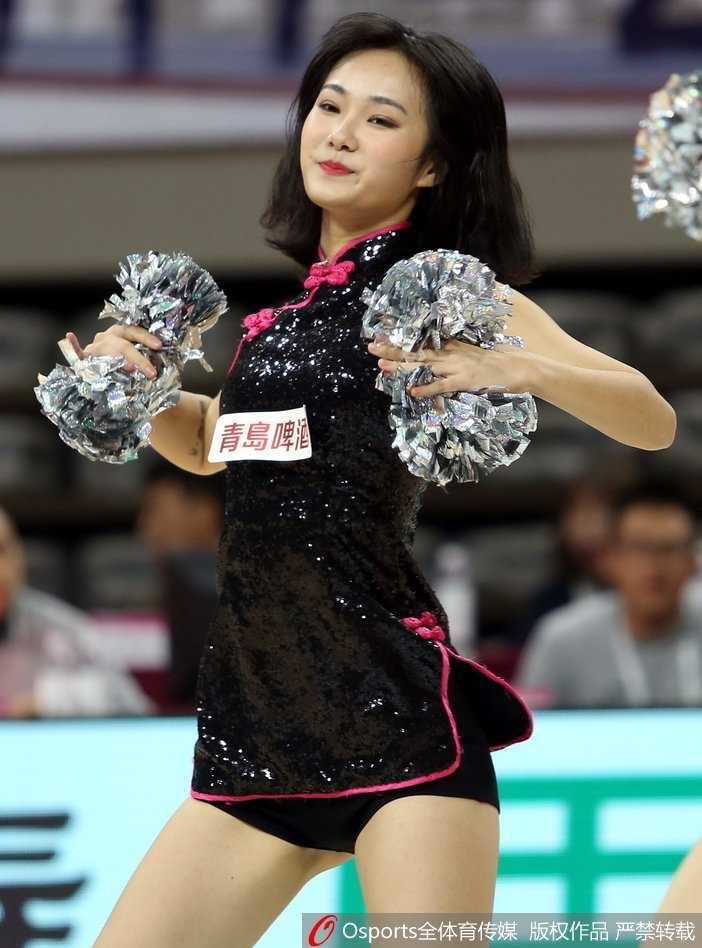 浙江稠州银行主场大胜天津 篮球宝贝热舞点燃全场 在比赛暂停间隙,篮球宝贝们迅速冲入场内,她们手拉手围成一圈,随着音乐欢快地踢腿跳跃,展现出无限的青春活力。