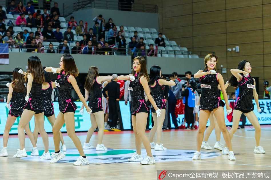 浙江稠州银行主场大胜天津 篮球宝贝热舞点燃全场 浙江稠州银行啦啦队的全体队员在赛后合影留念,她们身后的屏幕上显示着比分牌,灿烂的笑容记录下了这场大胜背后的美丽身影。