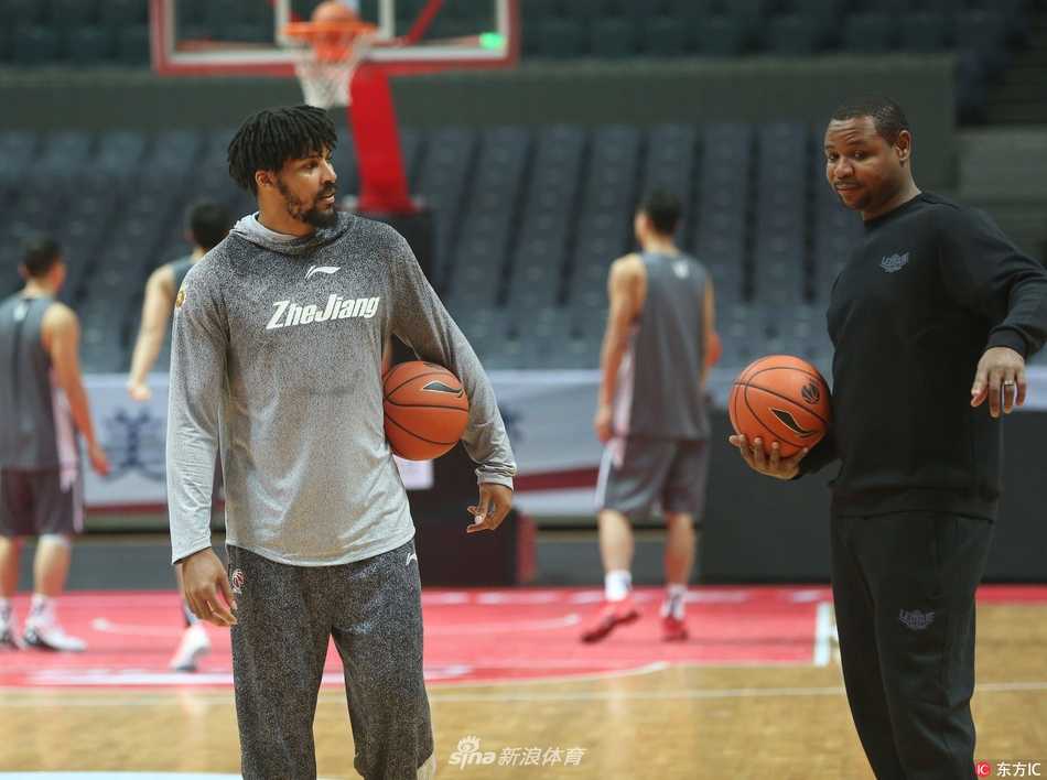 全队训练结束后围成一圈相互鼓劲，手臂搭在一起，凝聚着冲击新赛季的团队力量与决心。