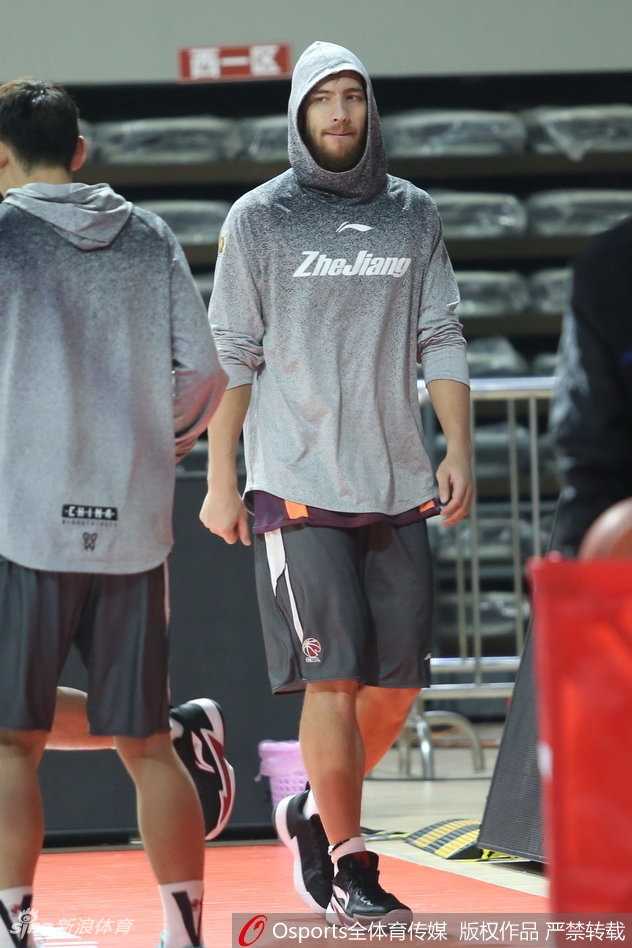 浙江稠州银行男篮全力备战联赛第二十五轮 小将赖俊豪如直升机般腾空,单手将球狠狠砸进篮筐,身体在空中形成完美的反弓,力量与美感在这一刻定格