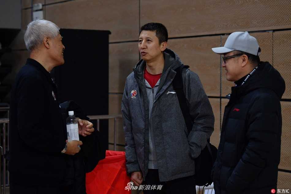 球队全员在教练组带领下进行拉伸放松，夕阳余晖洒在球馆，凝聚着全队上下对下一场胜利的渴望。