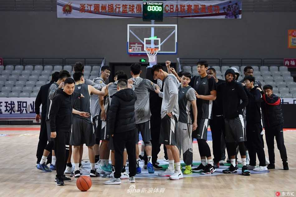 主教练刘维伟双手叉腰神情严肃地指挥训练，这位少帅的调教让浙江队本赛季发生了脱胎换骨的变化。